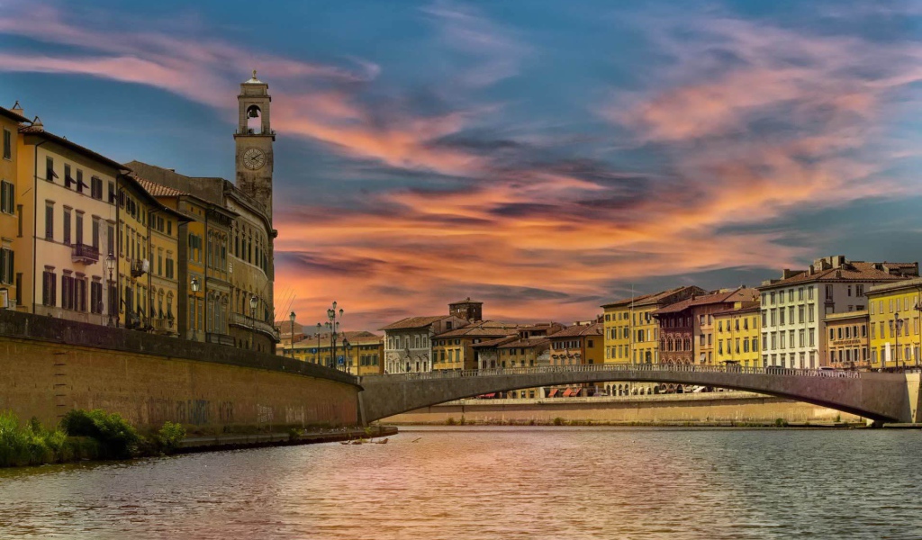 Закат над городом в Пизе, Италия