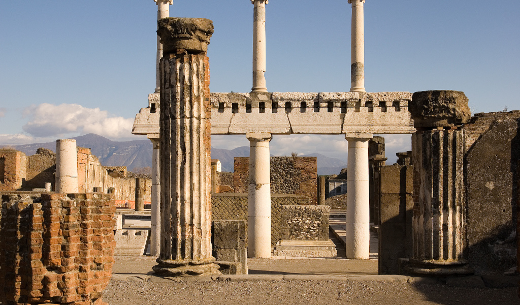 Руины храма в Помпеях, Италия