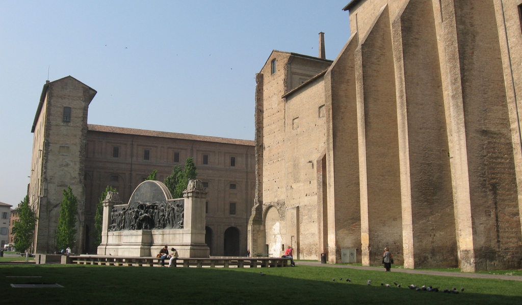 Площадь перед дворцом в Парме, Италия