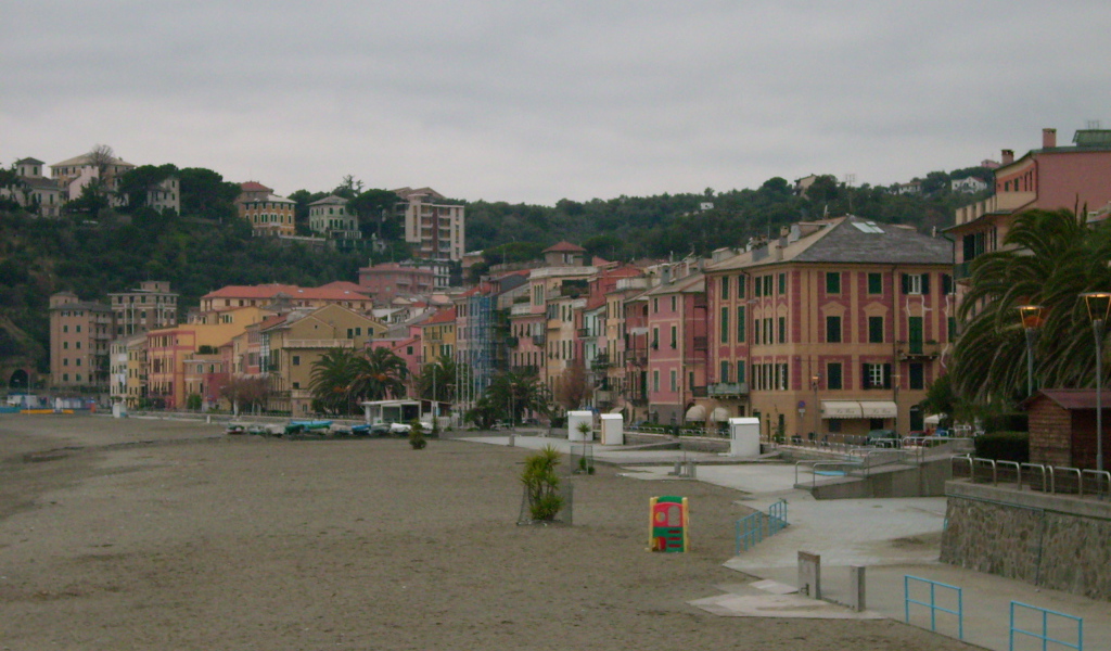 Пляж на курорте Челле Лигуре, Италия