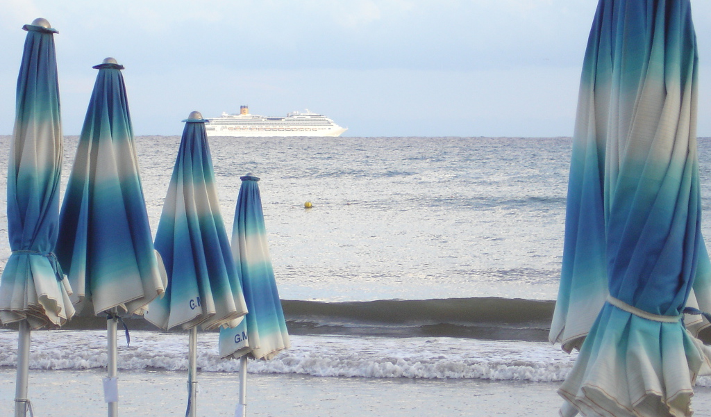 Пляж на курорте Диано Марино, Италия