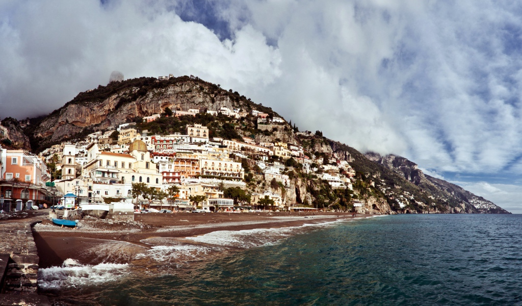 Пляж на курорте Позитано, Италия