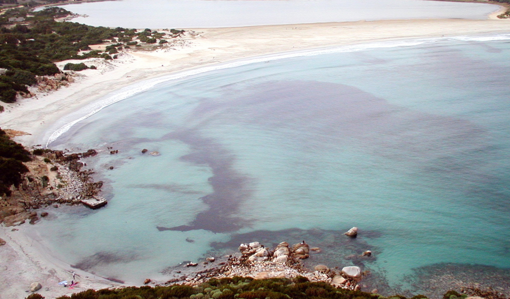 Пляж среди озер на курорте Вилласимиус, Италия