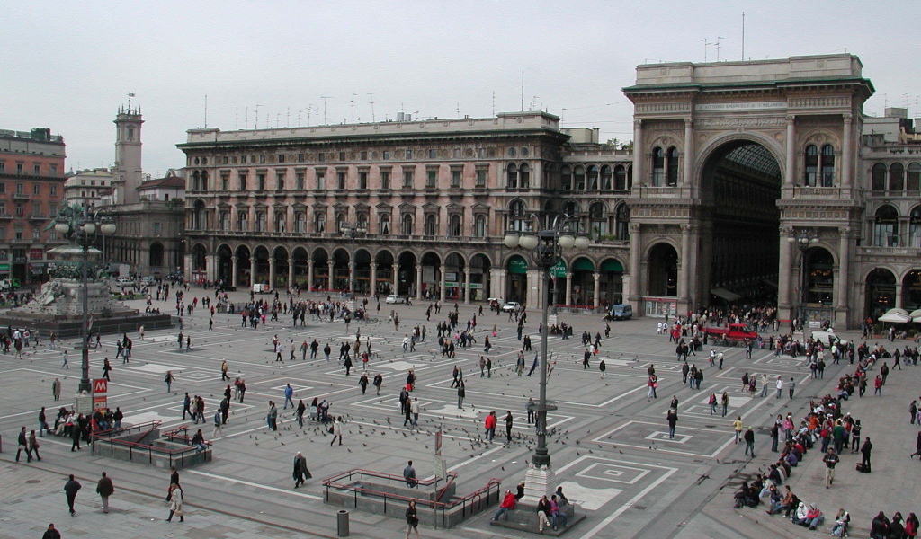 Центральная площадь в Милане, Италия