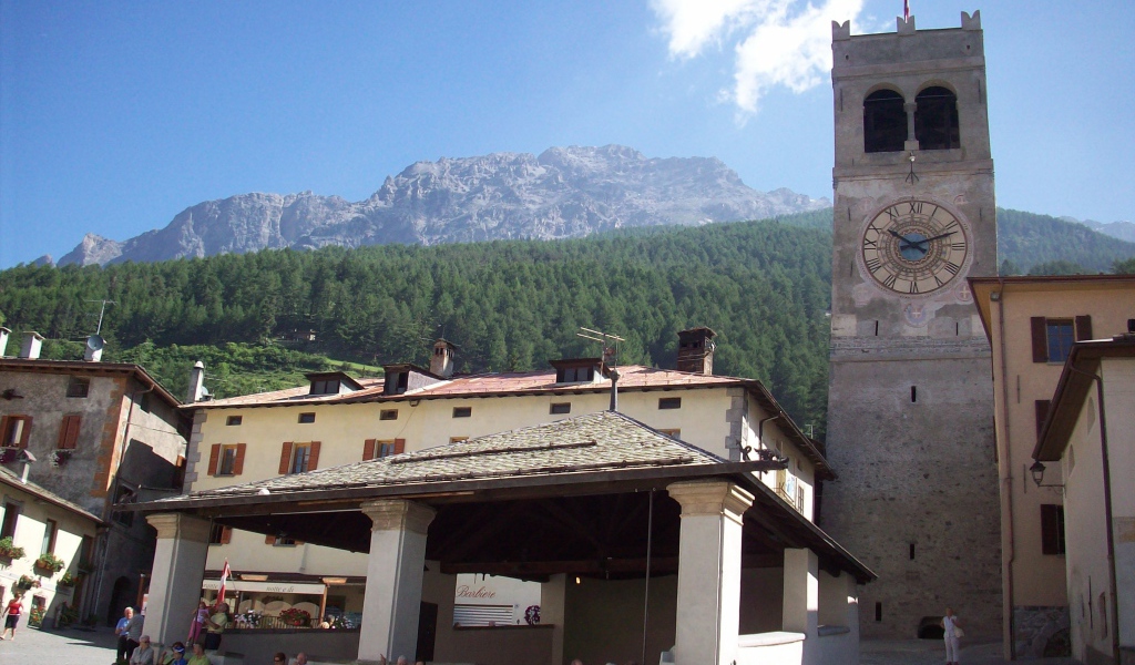 Башня с часами на курорте в Бормио, Италия