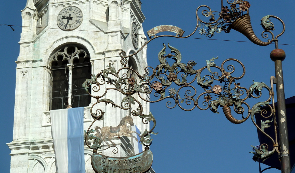 Башня с часами на горнолыжном курорте Кортина д'Ампеццо, Италия