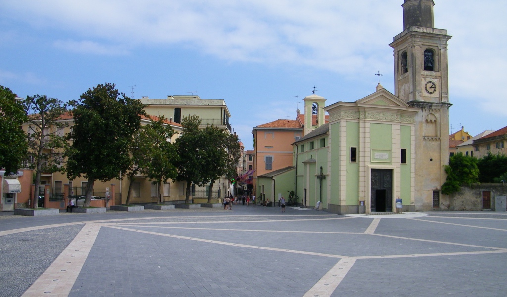 Главная площадь в Лоано, Италия