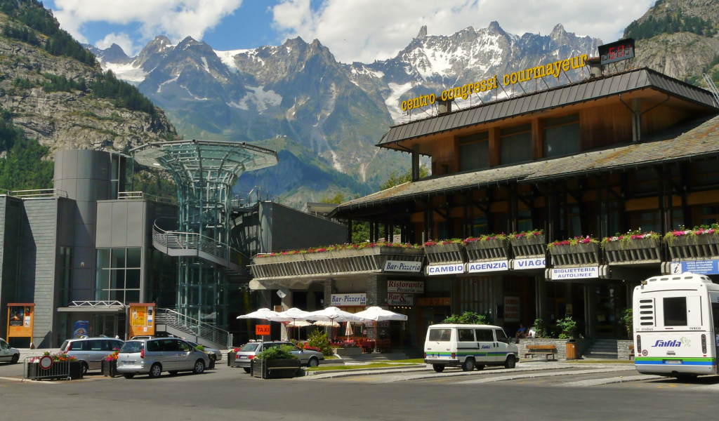 Главная площадь на горнолыжном курорте Курмайор, Италия