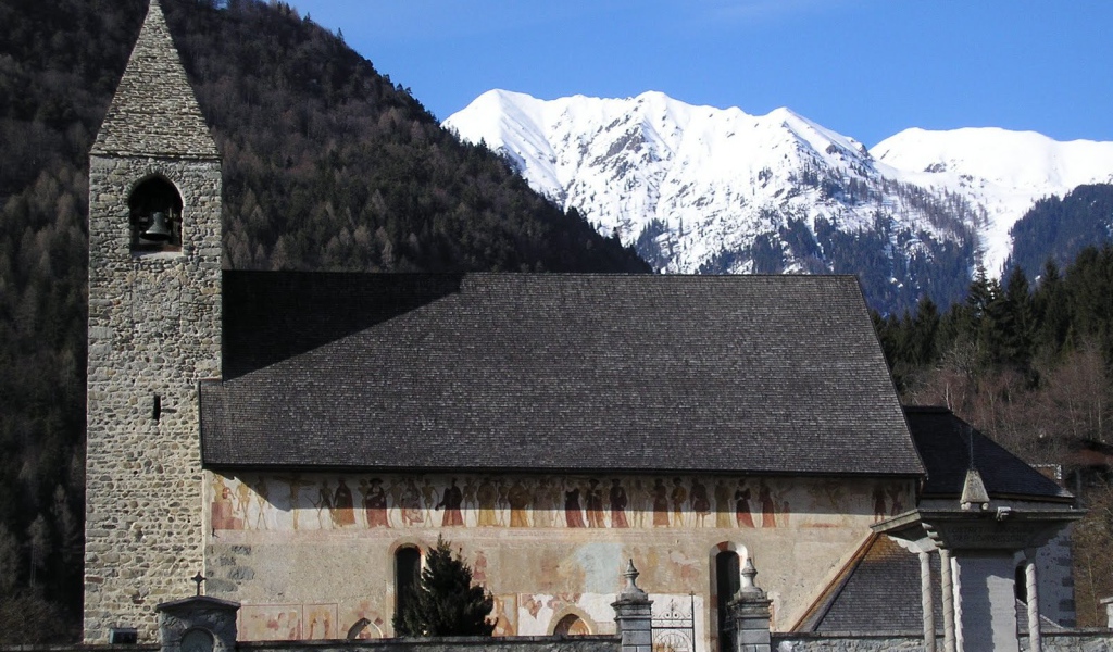 Старинная церковь на горнолыжном курорте Мадонна ди Кампильо, Италия
