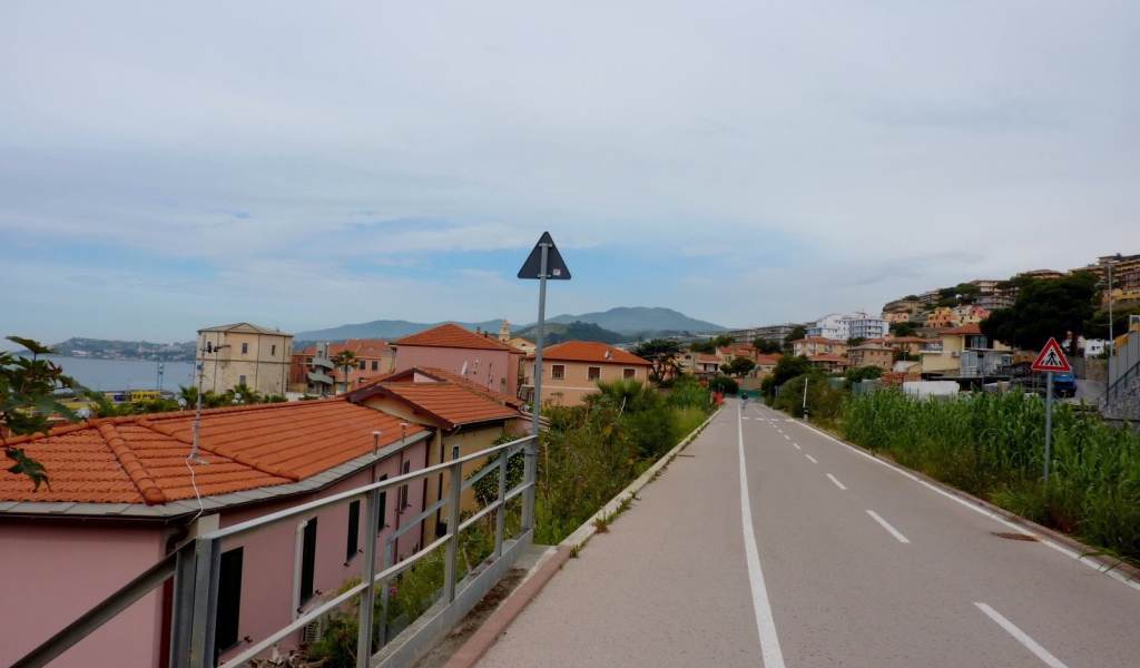 Дорога на побережье в Санто Стефано аль Маре, Италия