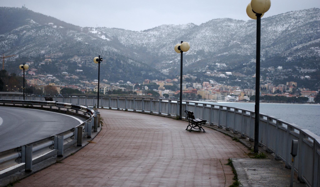 Дорога на побережье на курорте Споторно, Италия