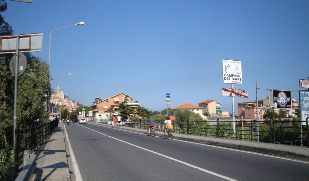 Дорога у набережной на курорте Сан Бартоломео Аль Маре, Италия