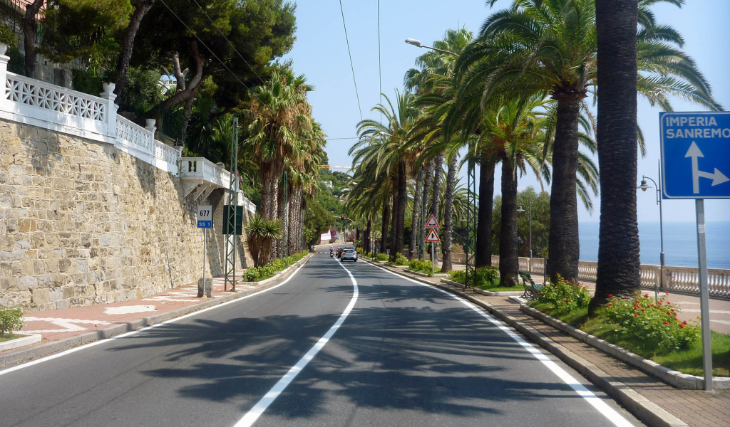 Дорога на набережной в Сан Ремо, Италия