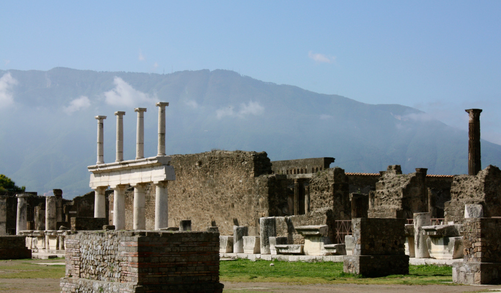 Руины Помпей на фоне гор, Италия