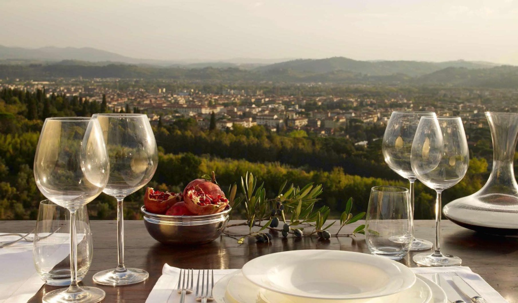 Отдых в кафе с видом на Флоренцию, Италия