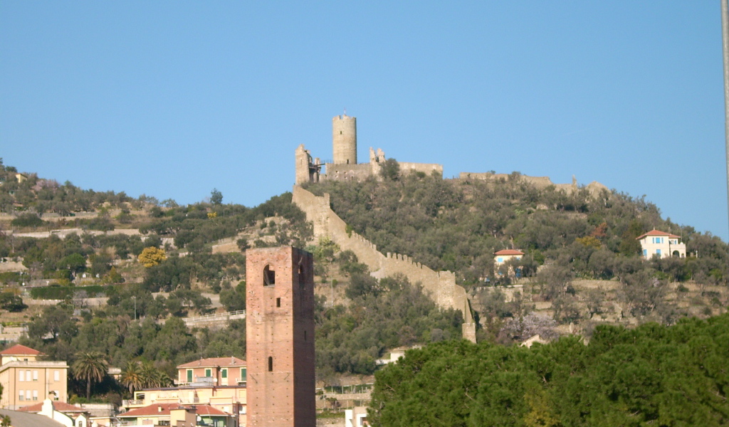 Башня на фоне крепости на курорте Ноли, Италия