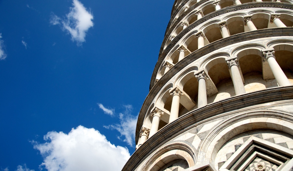 Башня на фоне неба в Пизе, Италия