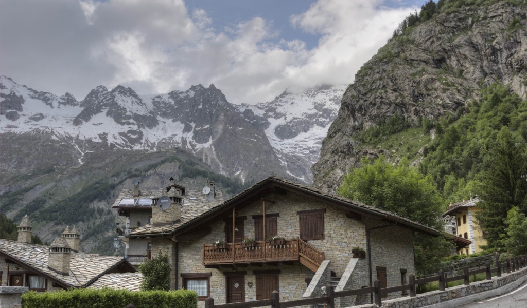 Городские дома на горнолыжном курорте Курмайор, Италия