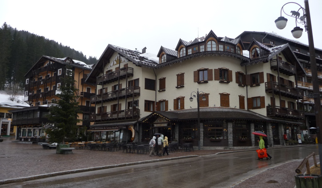 Городские дома на горнолыжном курорте Мадонна ди Кампильо, Италия