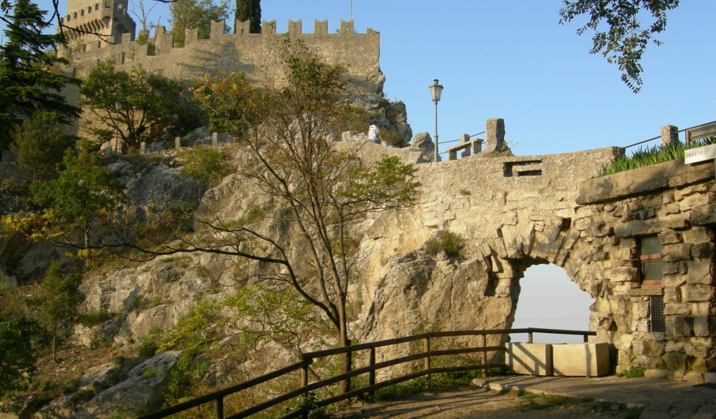 Деревья на фоне крепости в Сан Марино, Италия