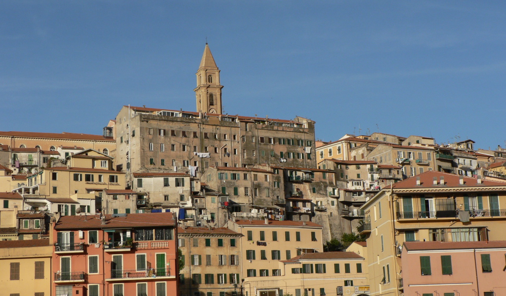 Городские здания на курорте Империя, Италия
