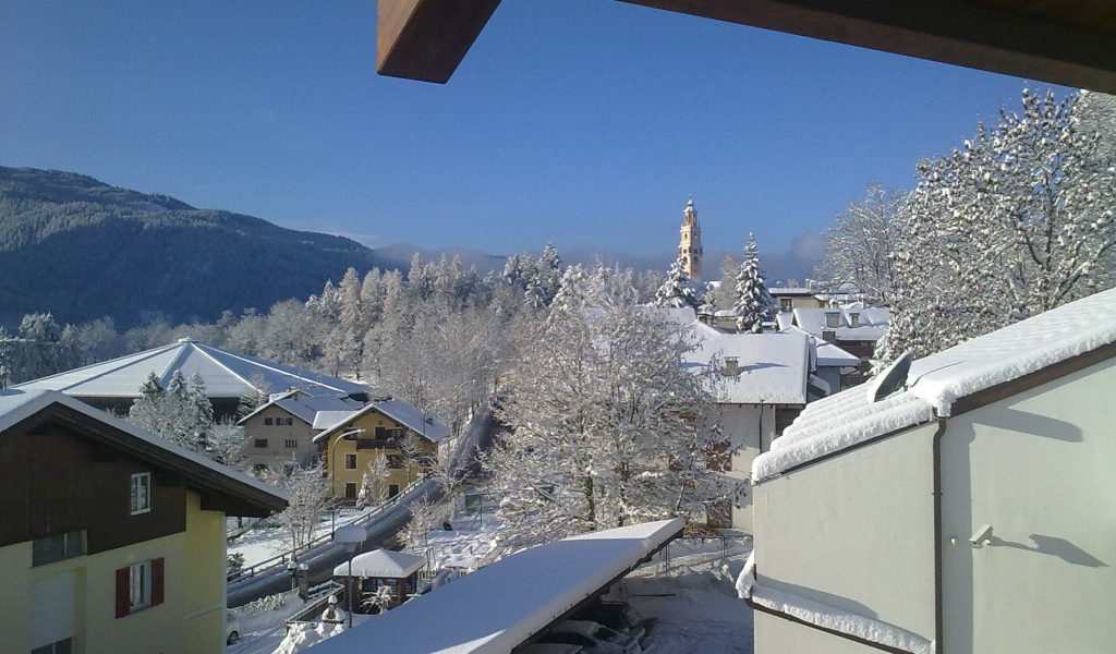 Вид с балкона на горнолыжном курорте Мадонна ди Кампильо, Италия