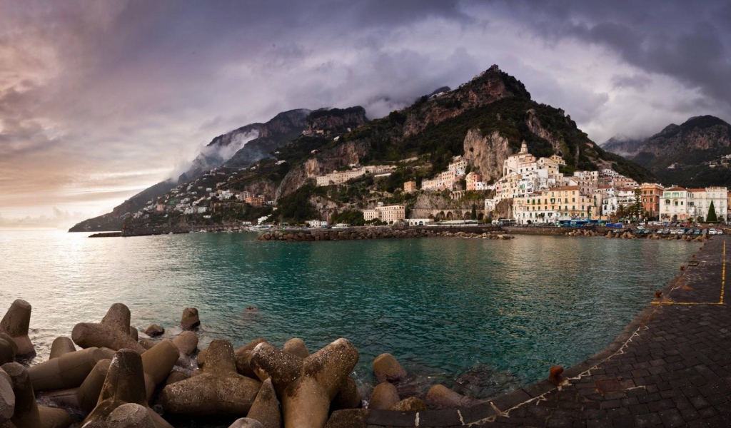 Вид с набережной на город на курорте Позитано, Италия