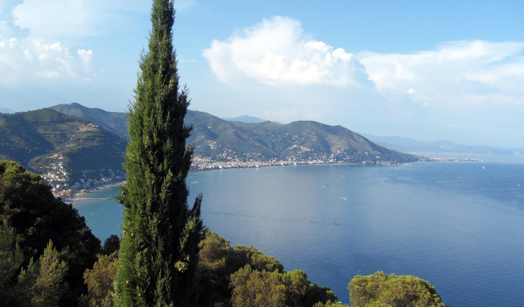 Вид с холма на курорте Алассио, Италия