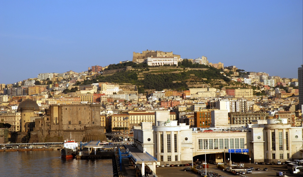 Вид на холм в Неаполе, Италия