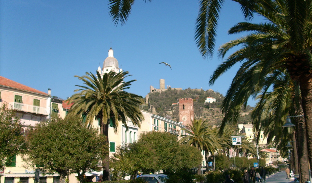 Прогулка по набережной на курорте Ноли, Италия