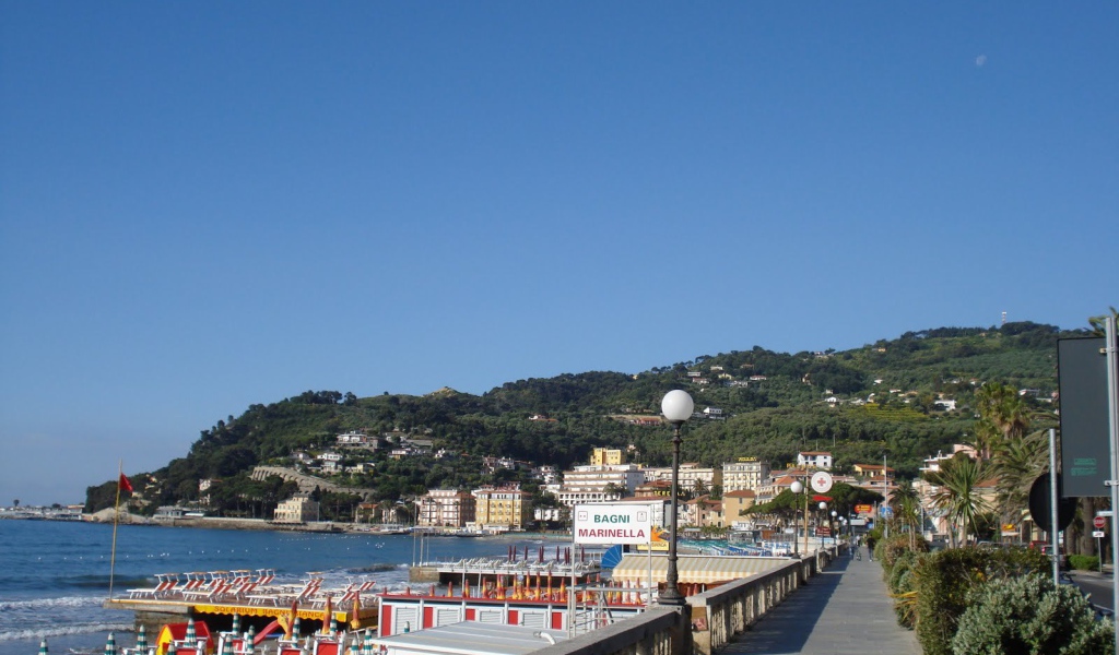 Прогулка по набережной на курорте Диано Марино, Италия