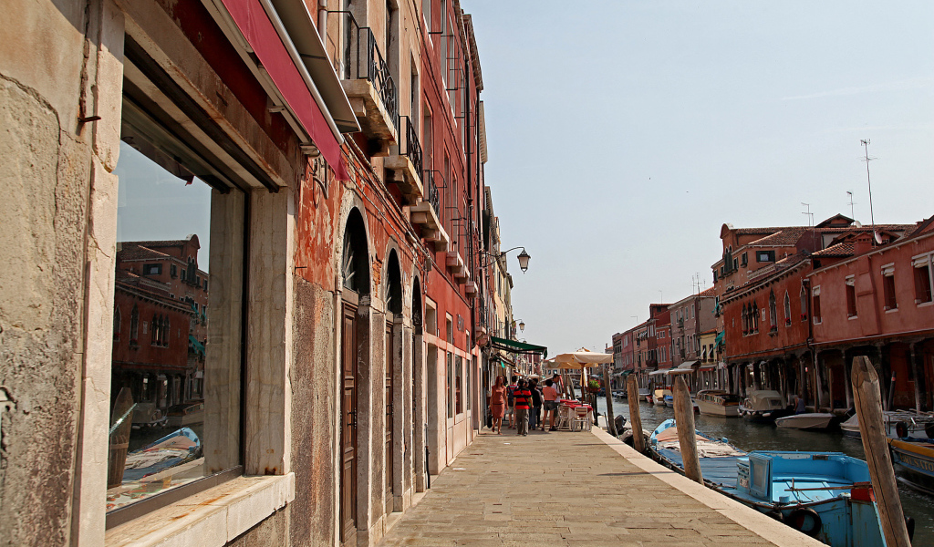 Прогулка по набережной на острове Мурано, Италия