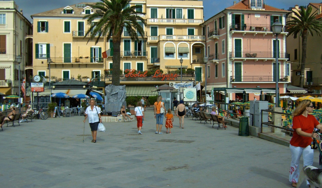 Прогулка на набережной на курорте Алассио, Италия