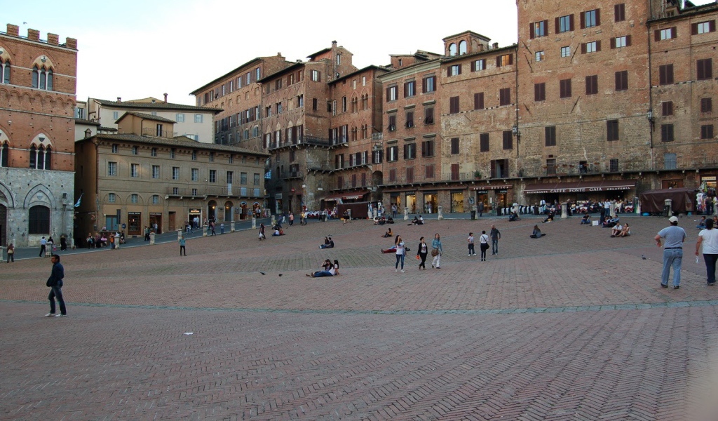 Прогулка на площади в Сиене, Италия