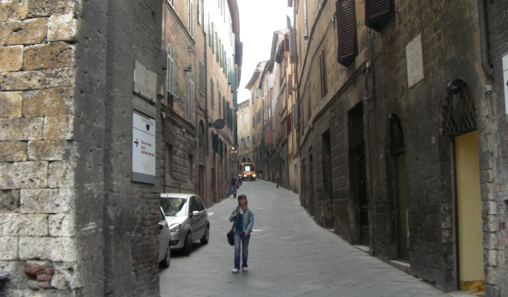 Прогулка по узким улочкам в Сиене, Италия