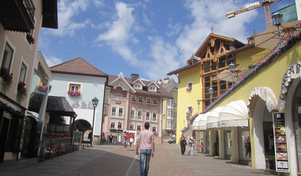 Прогулка по улице на курорте Ортизей, Италия