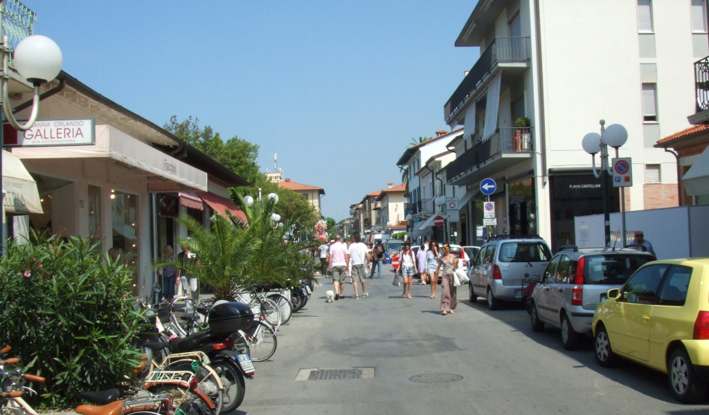 Прогулка по улице на курорте Форте дей Марми, Италия
