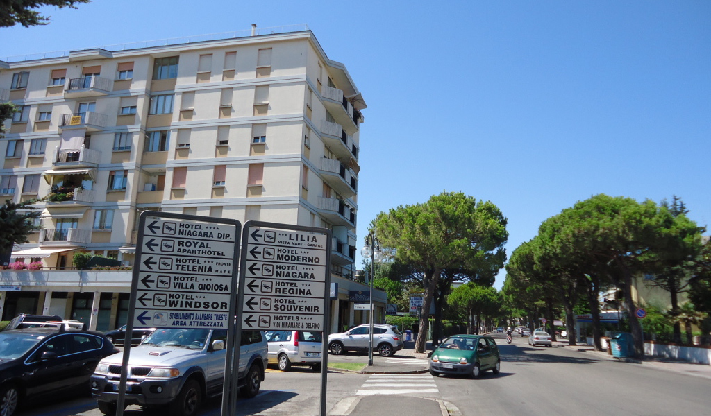 Прогулка по улице на курорте Лидо ди Езоло, Италия