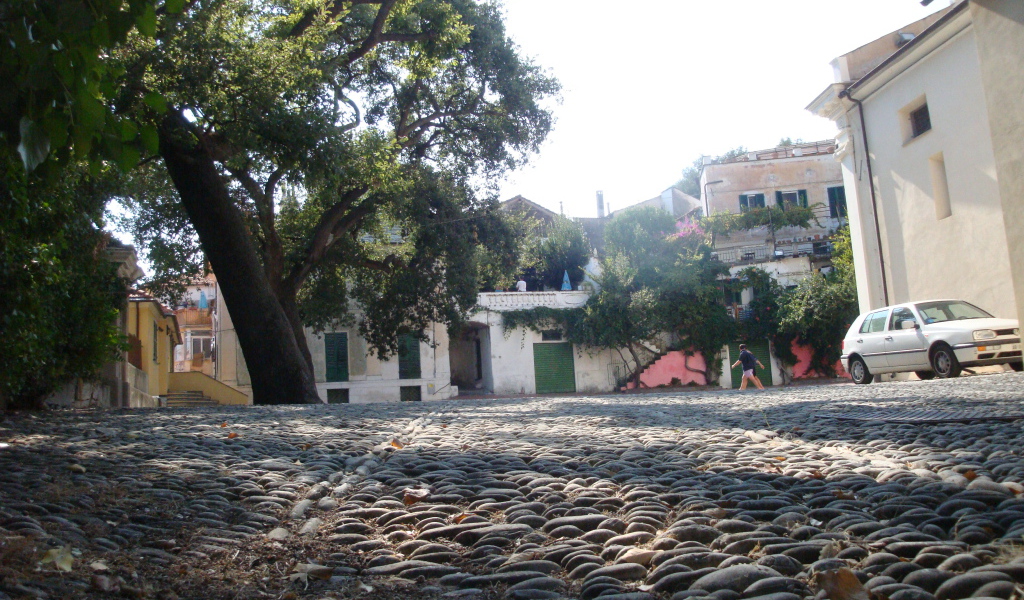 Прогулка по улице на курорте Сан Бартоломео Аль Маре, Италия