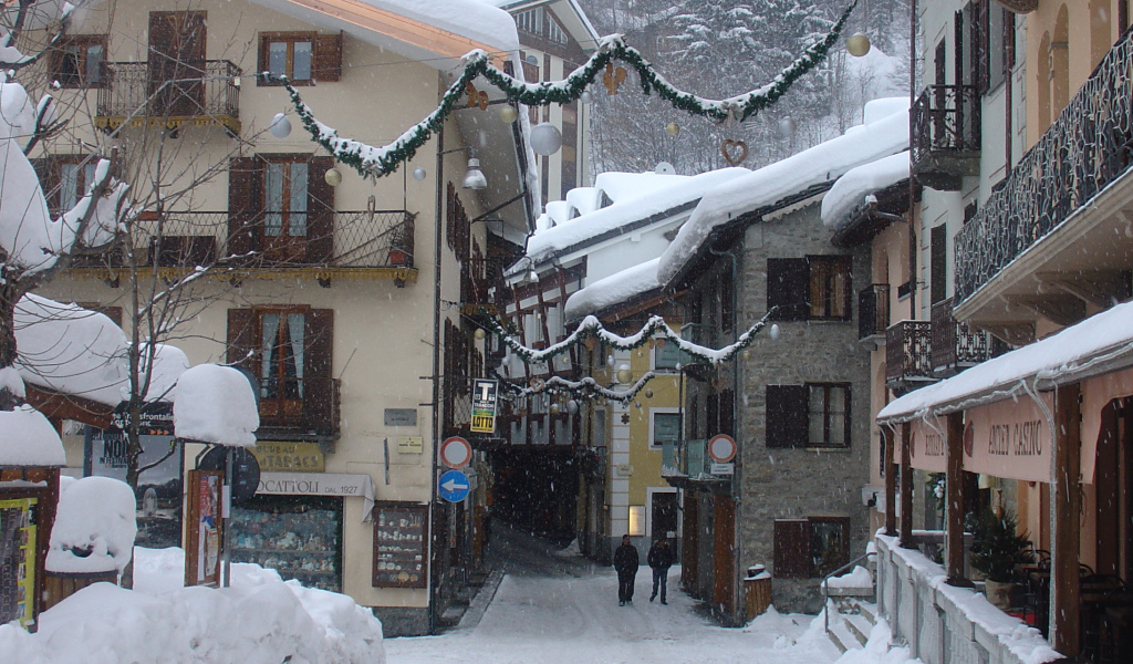 Прогулка по улицам на горнолыжном курорте Курмайор, Италия