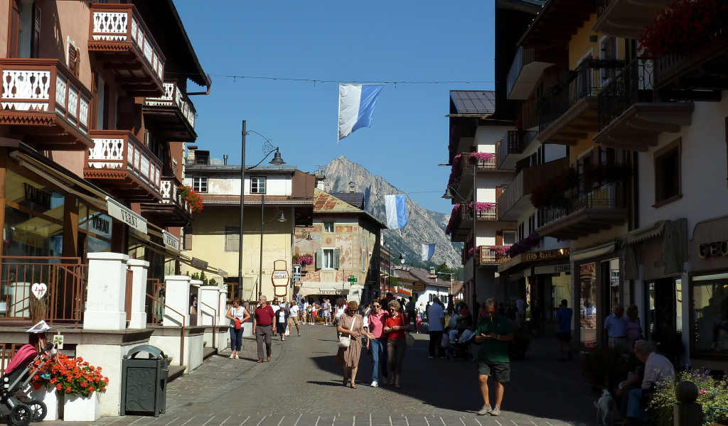 Прогулка по городу на горнолыжном курорте Кортина д'Ампеццо, Италия