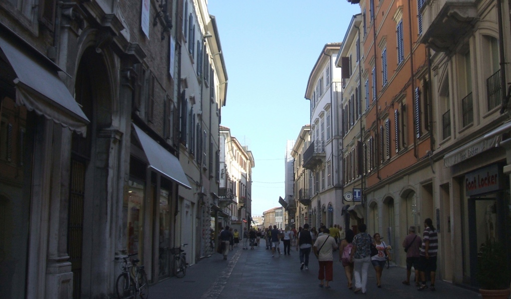 Прогулка по узким улочкам на курорте в Римини, Италия