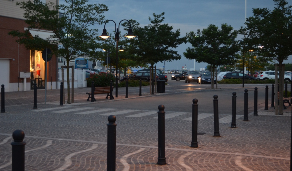 Прогулка по вечерним улицам на курорте в Римини, Италия