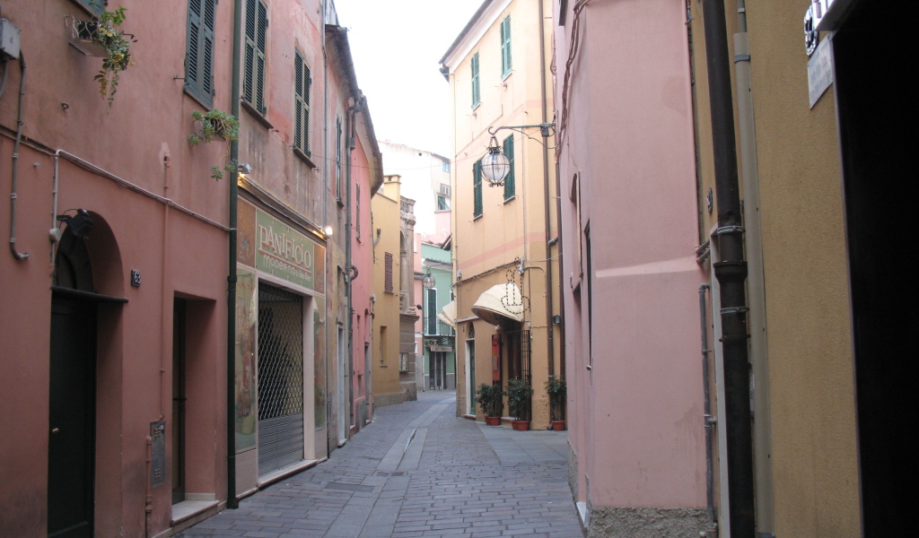 Прогулка по улочкам на курорте Споторно, Италия