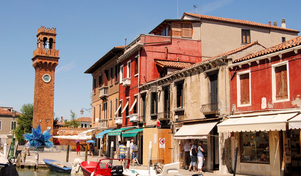 Прогулка по улицам на острове Мурано, Италия