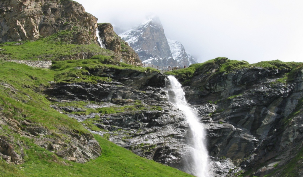 Водопад на горнолыжном курорте Червиния, Италия