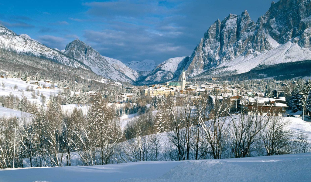 Зимний пейзаж на горнолыжном курорте Кортина д'Ампеццо, Италия