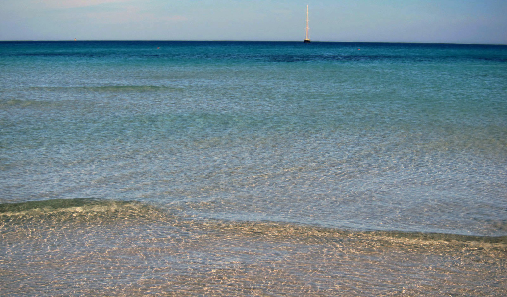 Яхта в море на курорте Вилласимиус, Италия