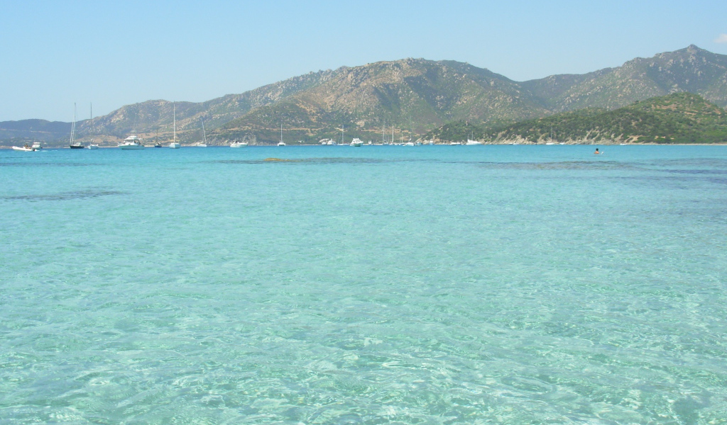 Яхты в заливе на курорте Вилласимиус, Италия