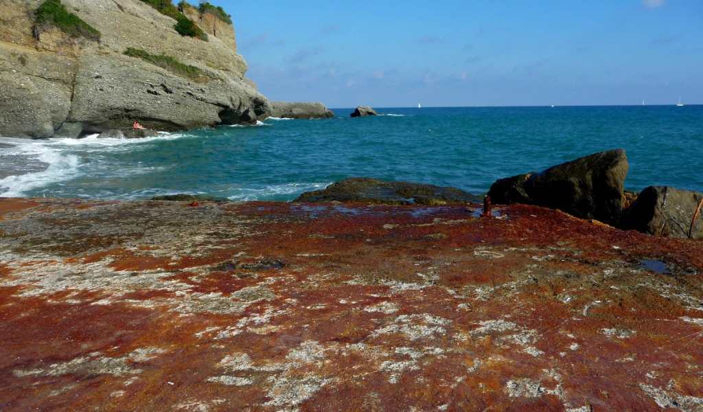 Каменистый берег на курорте Челле Лигуре, Италия